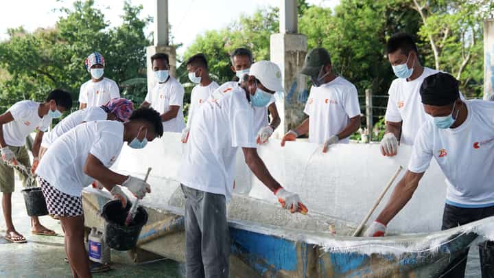 The fiberglass boats are built through a bayanihan system, with the beneficiaries taking part in the fabrication and technical assistance provided by experts from the Municipal Agricultural Office of Caluya, Antique. | PHOTOGRAPHs COURTESY OF SMPC