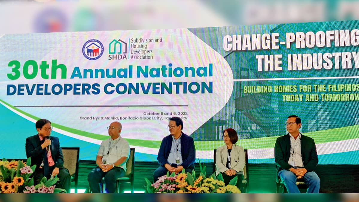 George Siy (SHDA), Atty. Gerardo Sirios (Land Registration Authority), Atty. Angelito Aguila (DHSUD), Dir. Anna Liza Bonagua (DILG), and Teddy Sumulong (Land Registration Systems).