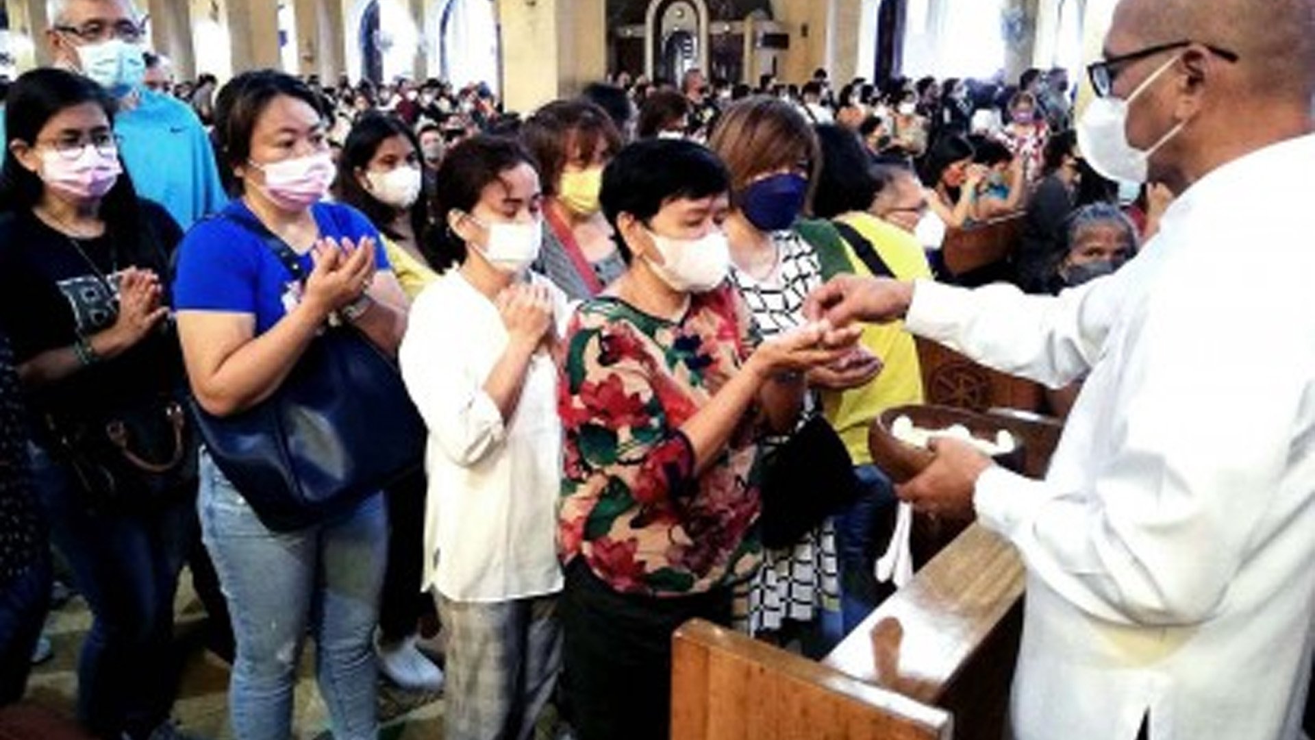 Pinoys offer prayers  for former Pope