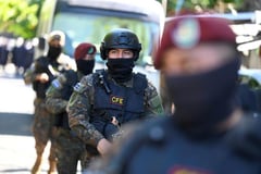 Salvadoran troops surround crime gangs districts