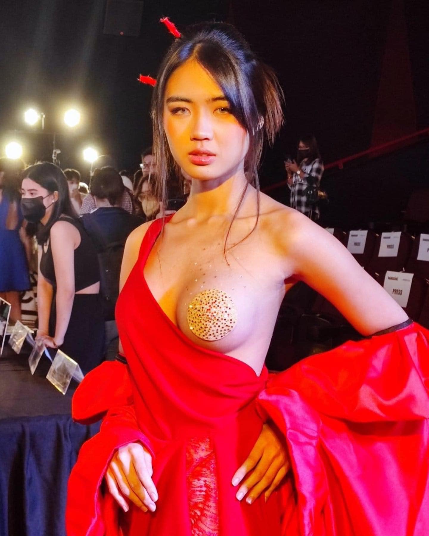 Azi Acosta, mahusay