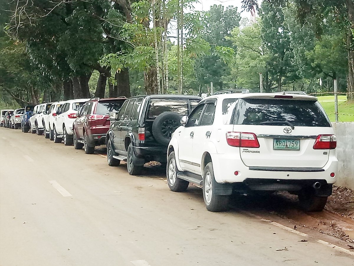 CARS line up on the road just beside the eighth hole at Veterans Golf Club in Quezon City as more and more people get hooked on golf. | Photograph by Rey bancod for the daily tribune@tribunephl_rey