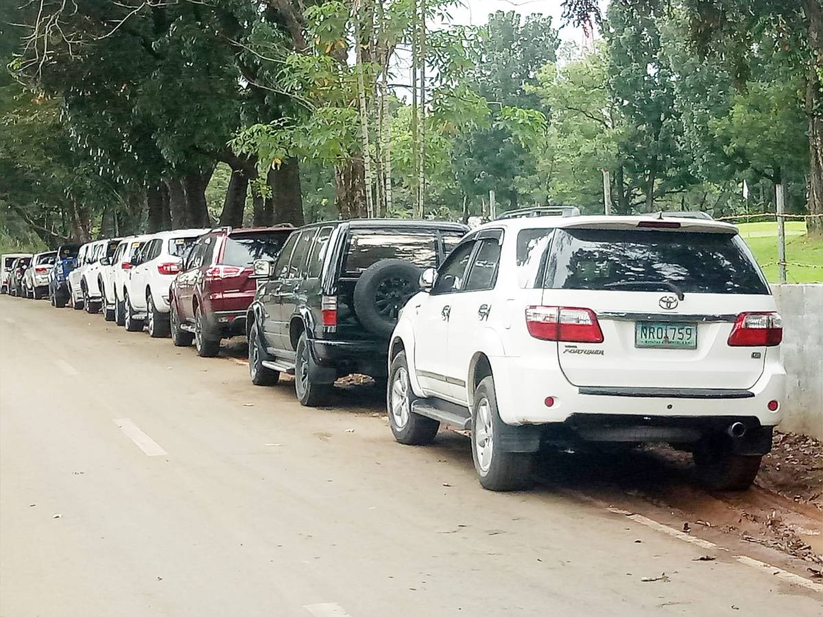 CARS line up on the road just beside the eighth hole at Veterans Golf Club in Quezon City as more and more people get hooked on golf. | Photograph by Rey bancod for the daily tribune@tribunephl_rey