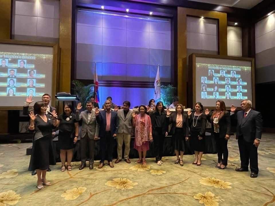 PHOTOGRAPH COURTESY OF NREA
One Filipino Worldwide Partylist Rep. Marissa ‘Del Mar’ Magsino (extreme left) recently swore in the 
newly-elected officials of the National Real Estate Association at the Diamond Hotel in Manila.