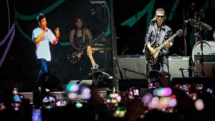 ELY Buendia on stage with Francis Magalona’s hologram at the EHeads reunion concert. | PHOTOGRAPH BY YUMMIE DINGDING FOR THE DAILY TRIBUNE