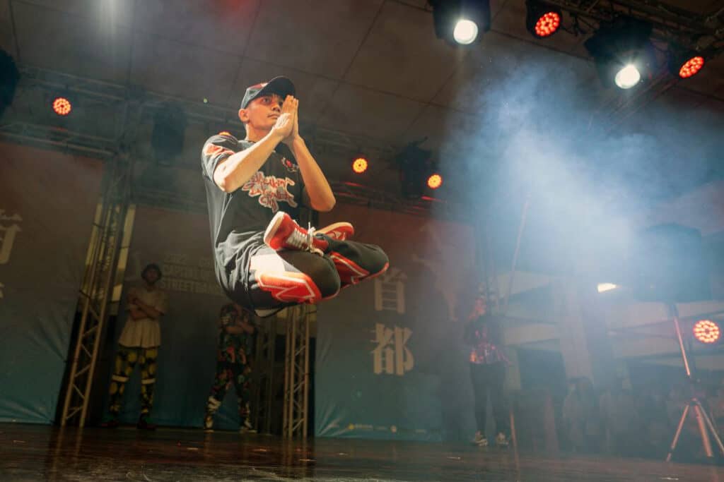 Yer Lord Ilyvm Gabriel seemingly floats on stage