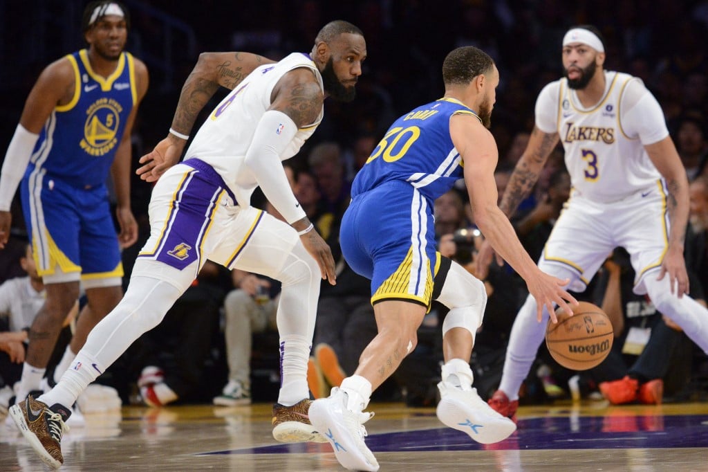 Lakers rout Warriors, Heat rip Knicks to grab NBA series leads