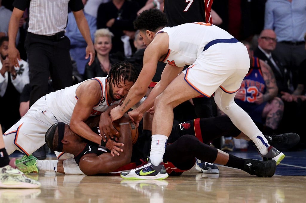 Knicks edge Heat to stay alive in NBA playoffs