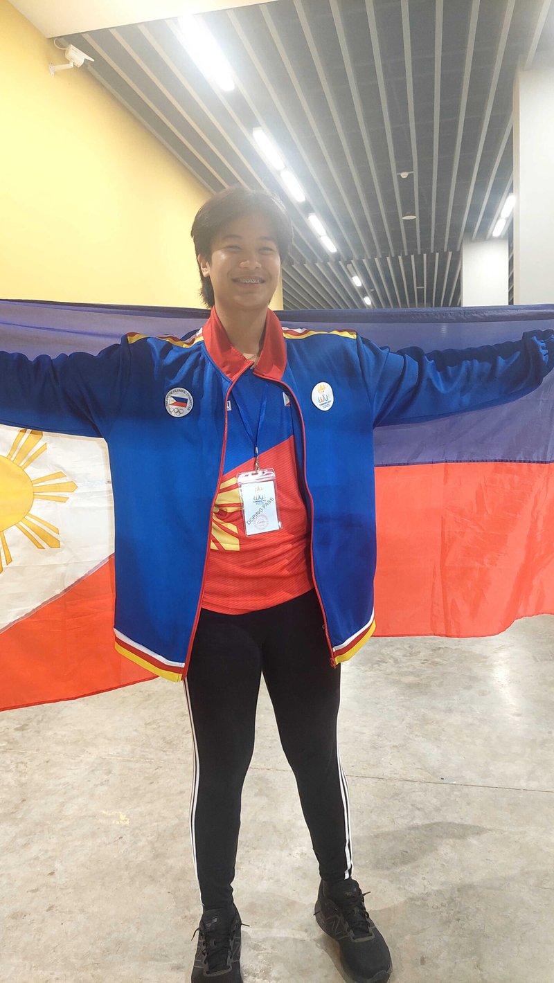 Javelin thrower gets help from janitor