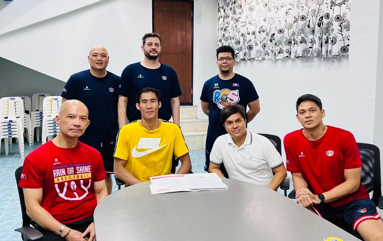 HEAD coach Yeng Guiao (left) and the Rain or Shine executives welcome Mac Belo (second from left) after signing a one-year deal.