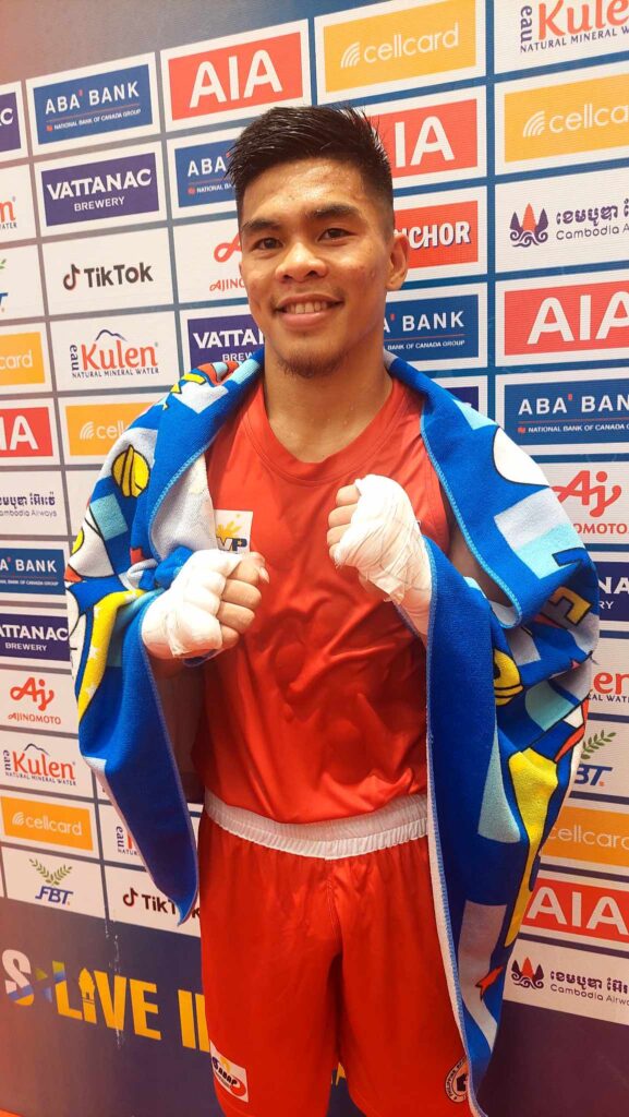 Photograph by Ivan Suing for the Daily Tribune | BOXER Carlo Paalam faces the media after winning the gold in the men's 54-kilogram division.