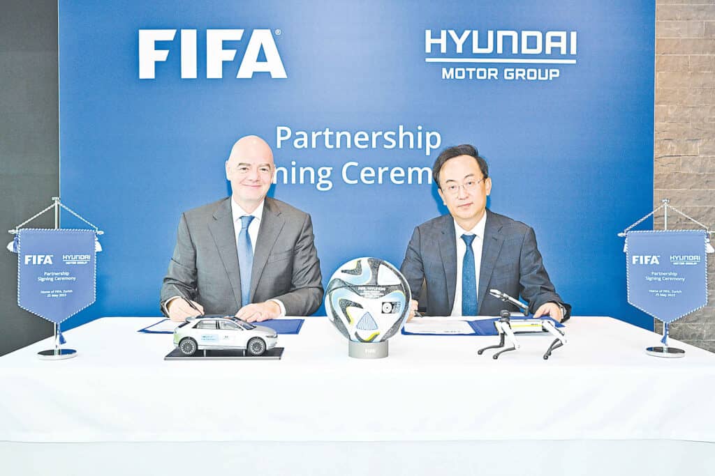 FIFA president Gianni Infantino and Hyundai Motor Group president Karl Kim sign the renewal of the partnership between FIFA and Hyundai Motor Group.