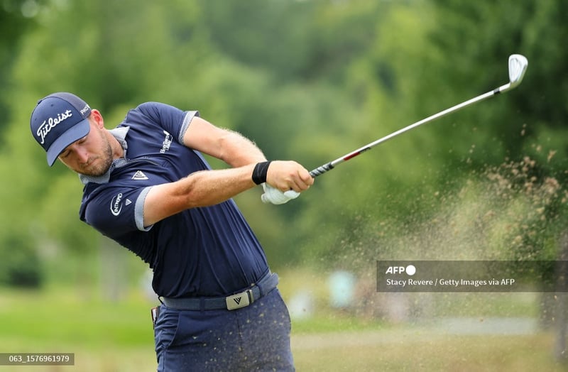 Hodges weathers storm, takes 4-shot lead