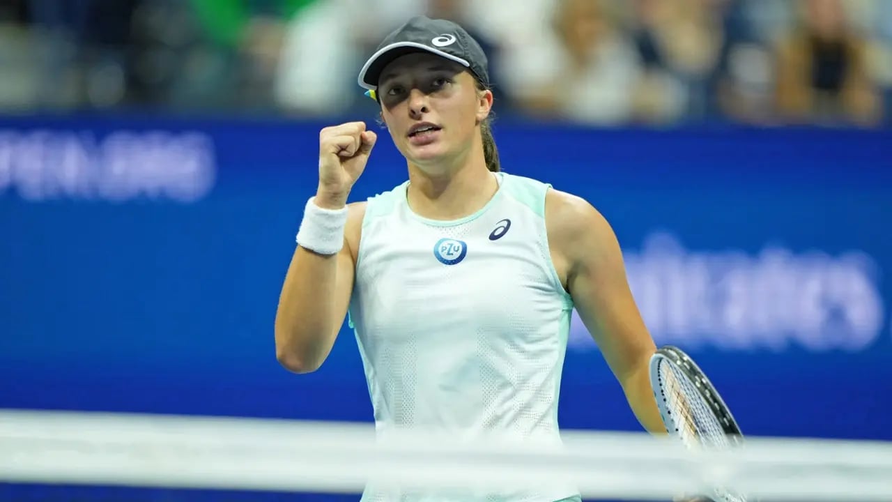 Swiatek suffers Wimbledon scare