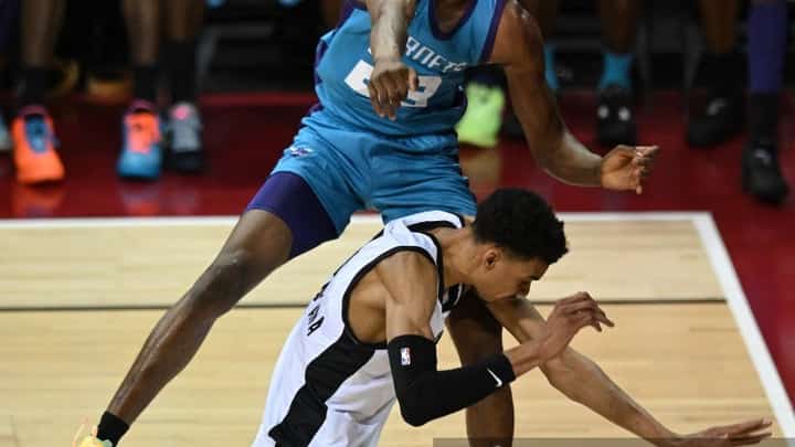 VICTOR Wembanyama of the San Antonio Spurs gets posterized by Kai Jones of the Charlotte Hornets in his NBA Summer League debut. | CANDICE WARD/AGENCE FRANCE-PRESSE