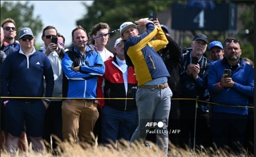 Fleetwood joins amateur Lamprecht at top of British Open leaderboard