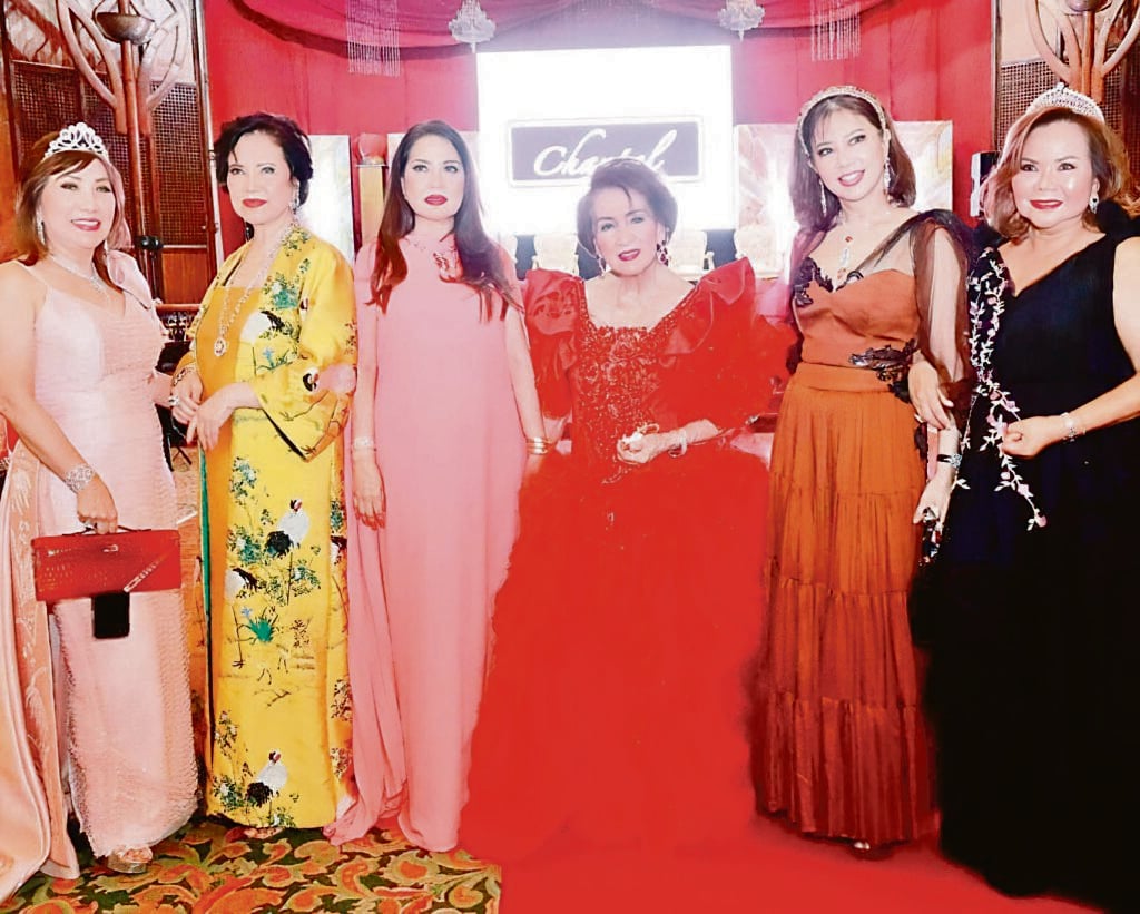 (from left) Connie Haw, Nini Licaros, Yoly Ayson, Nene Leonor, Agile Zamora and Marissa Fenton.