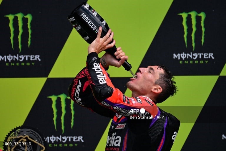 ‘Invincible’ Aleix Espargaro swoops late on Bagnaia in British MotoGP