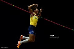 Masterful Duplantis retains world pole vault title