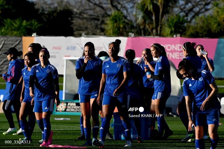 Filipinas pay homage to Stajcic