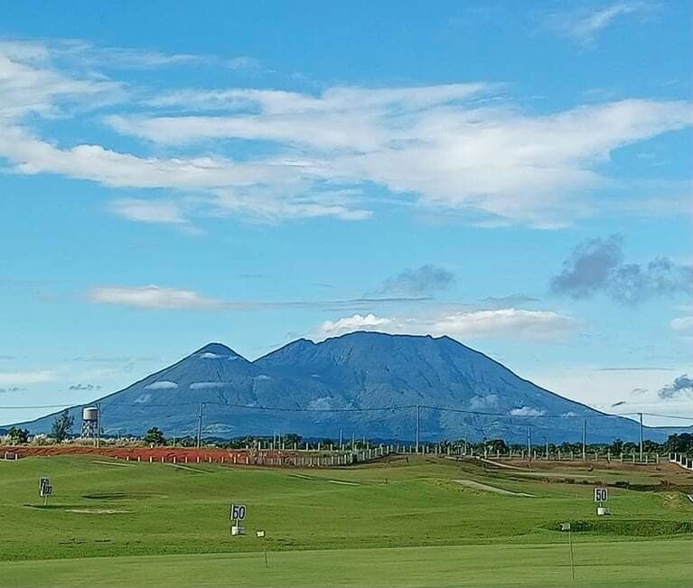 CAMERA-READY CALIRAYA The course built around picturesque lake unveils new logo
