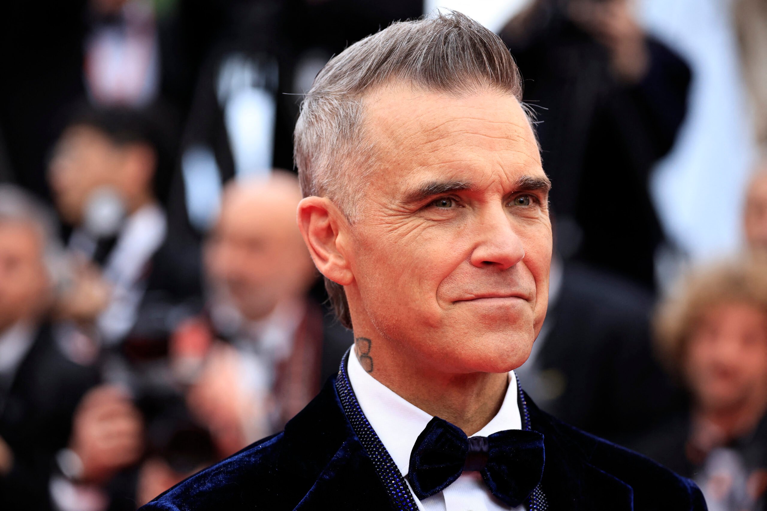 Robbie Williams offers services as ‘celebrity protester’ in Switzerland