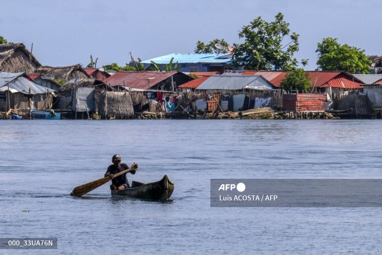 ‘We’re going to sink’: hundreds abandon Caribbean island home