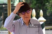 US director Woody Allen greets photographers as he arrives in taxi boat at the Excelsior Hotel on 4 September 2023 at Venice Lido to present his movie "Coup de Chance" at the 80th Venice Film Festival. (Photo by Tiziana FABI / AFP)