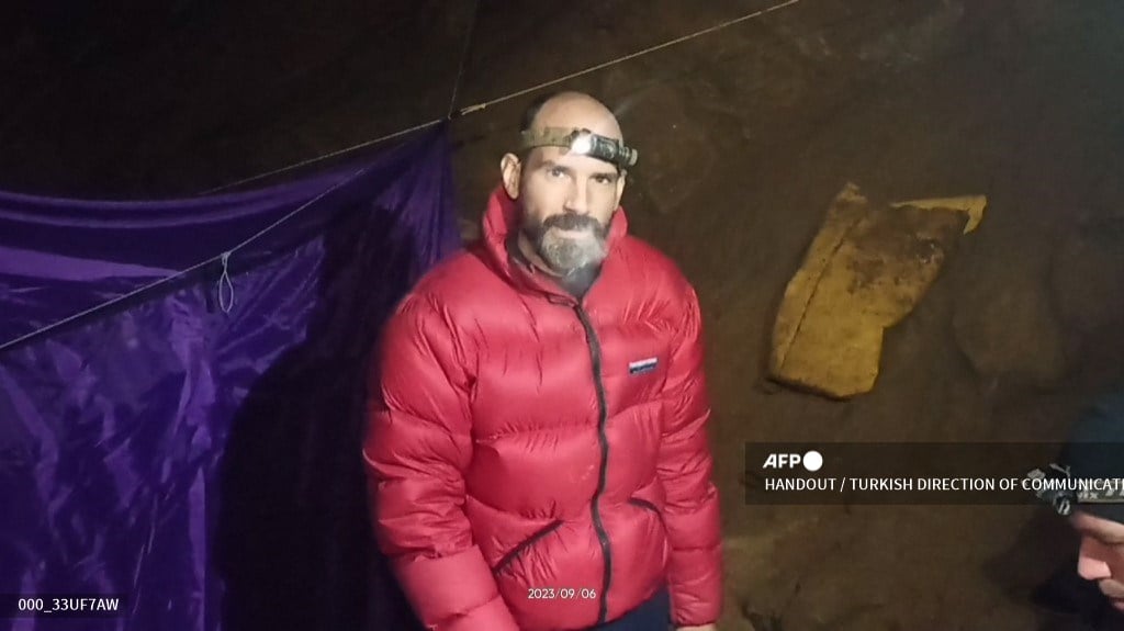 Trapped US explorer nears rescue from deep Turkish cave