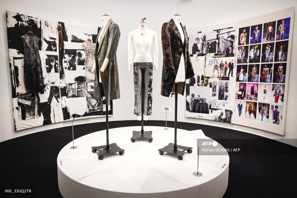Alexander McQueen designer Sarah Burton quits after two decades