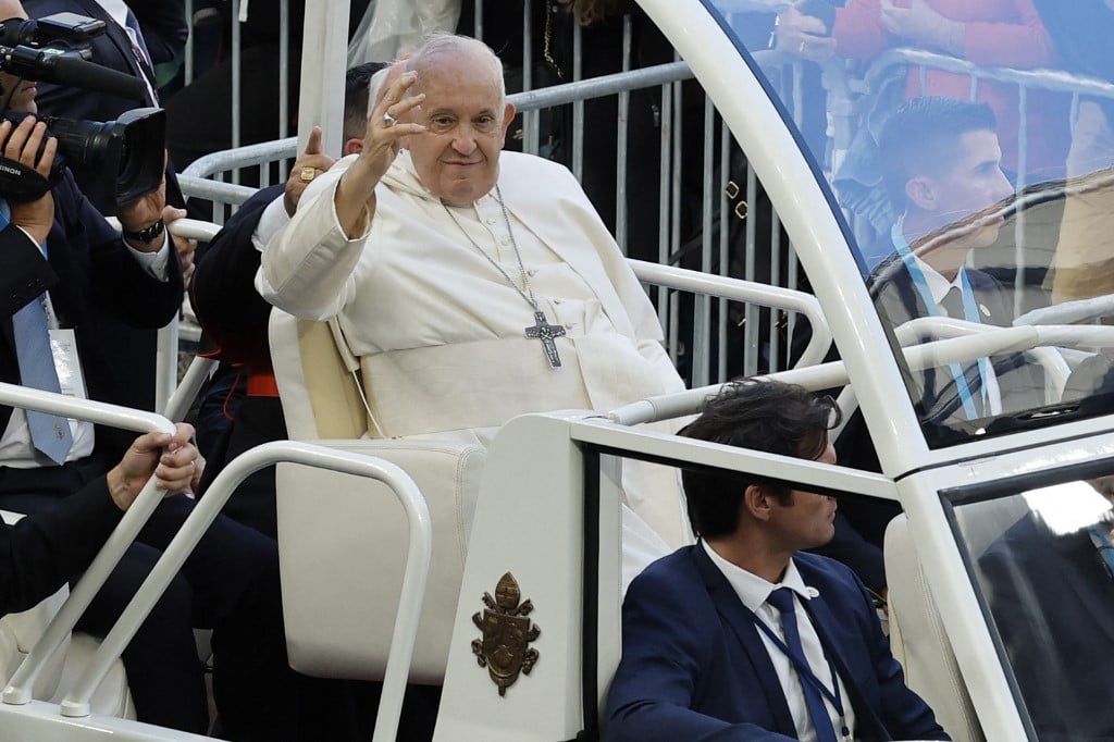 Pope leads stadium mass in France after urging welcome for migrants