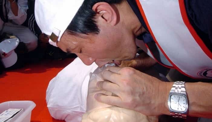 FILE PHOTO: Taipei Mayor Ma Ying-jeou demostrates the CPR (Cardiopulmonary Resuscitation) skill during a promotion activity which organized by the Taiwan Red Cross 15 May 2004. (Photo by SAM YEH / AFP)