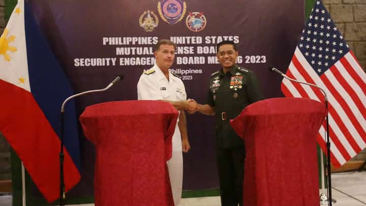 PHOTOGRAPH BY ANALY LABOR FOR THE DAILY TRIBUNE @tribunephl_ana
General Romeo S. Brawner (right), Armed Forces of the Philippines Chief of Staff, and Admiral John C. Aquilino, chief of the US Indo-Pacific Command, lead Thursday’s Mutual Defense Board-Security Engagement Board meeting and press conference in Camp Aguinaldo, Quezon City.