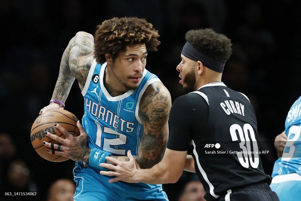 NBA Sixers sign Oubre off career-best scoring season