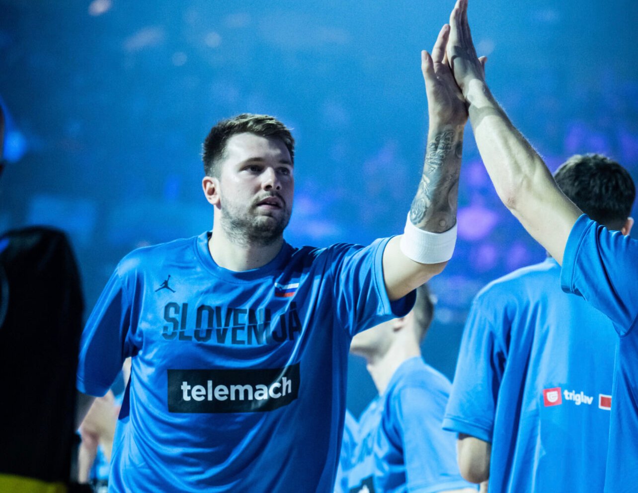 Luka Doncic and the rest of Slovenia feel the love and adulation of the Pinoy fans. (Photo, FIBA)