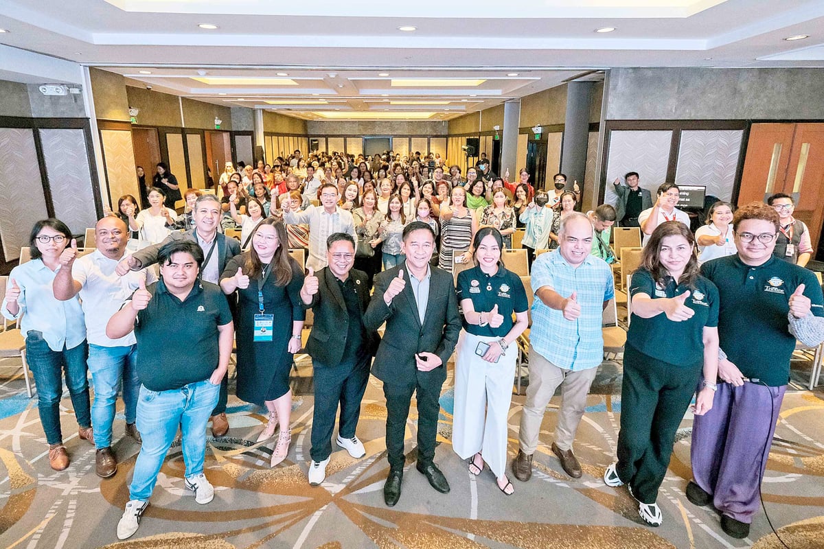 FROM left: DAILY TRIBUNE business reporters Kathryn Jose and Raffy Ayeng; Pablo 'Paby' Garcia of the Cebu CFI Community Cooperative; Philippine Charity Sweepstakes Office head of Corporate Planning Department Frederick Imson; Globe Business senior director Ann David, TRIBUNE's Komfie Manalo; SBCorp. president Robert Bastillo; TRIBUNE's managing editor Dinah Ventura; TRIBUNE's executive editor Chito Lozada; and AIF hosts Chingkee Mangcucang and Kim Sancha, give a thumbs-up for the success of the Second Series of DAILY TRIBUNE's Asian Innovation Forum last 29 August at The Bellevue Hotel, Alabang, Muntinlupa City.