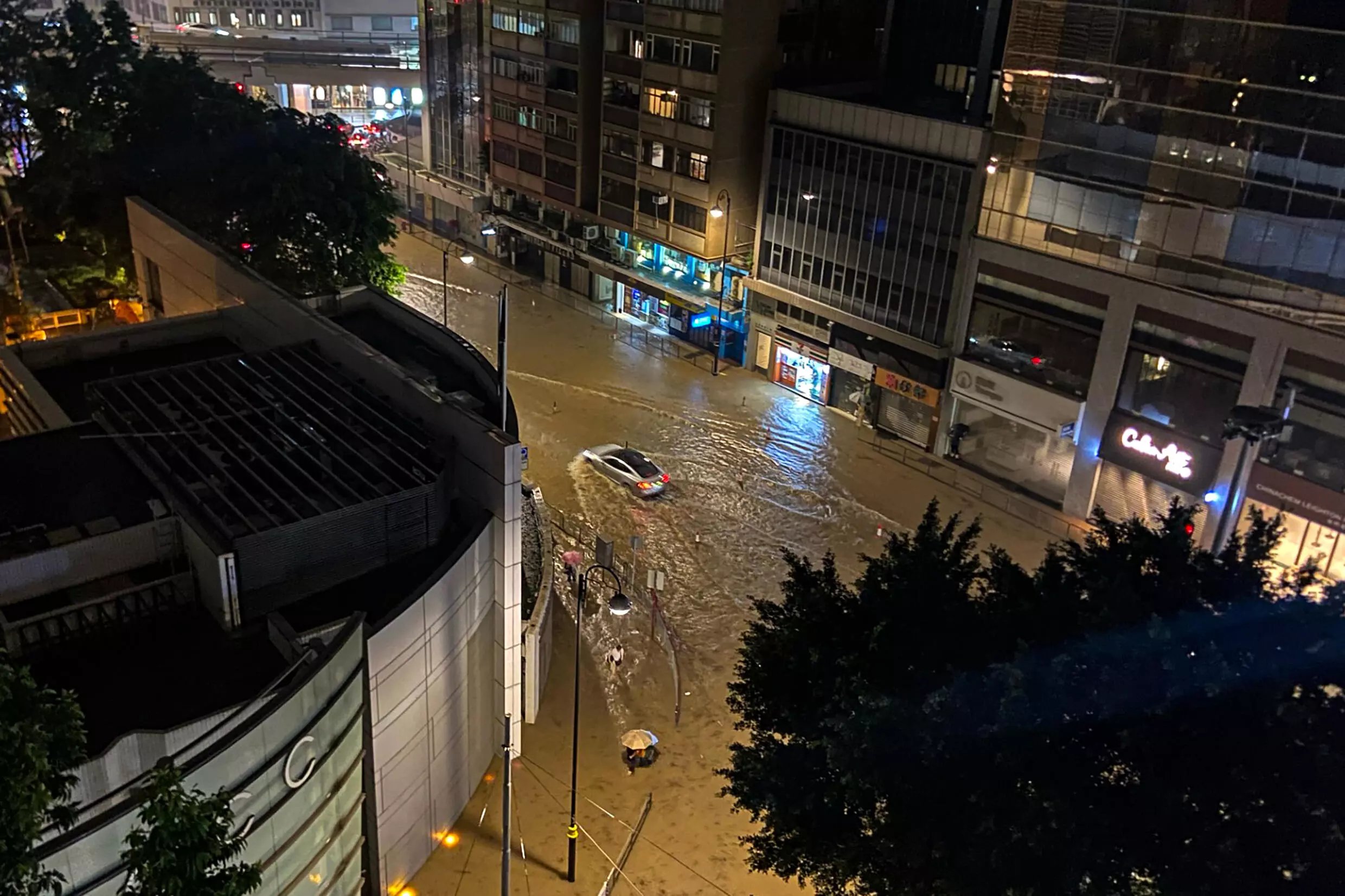 Hong Kong flooded by heaviest rainfall in 140 years