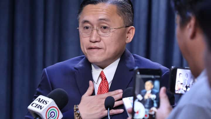 FILE PHOTO: Senator Christopher "Bong" Go answers media queries. | PHOTOGRAPH BY Dianne Bacelonia FOR THE DAILY TRIBUNE