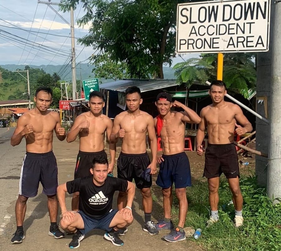 PHOTOGRAPH COURTESY OF KJ Cataraja
Orient-Pacific super-flyweight champion KJ Cataraja (second from right) makes a tough first defense against Jayr Raquinel in an all-Filipino encounter on 11 November in Nagoya.