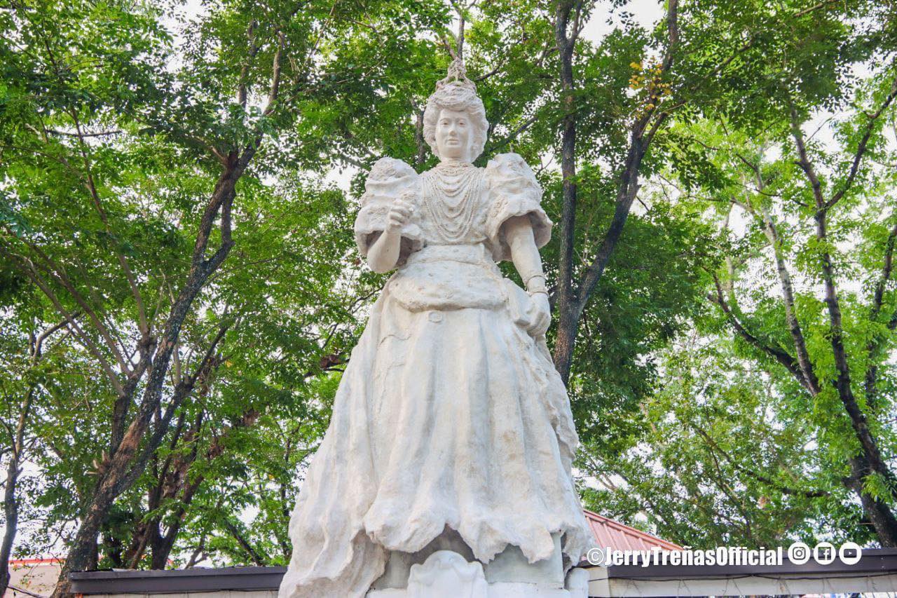 The monument of Pura Villanueva Kalaw in Plaza Molo, Iloilo City.