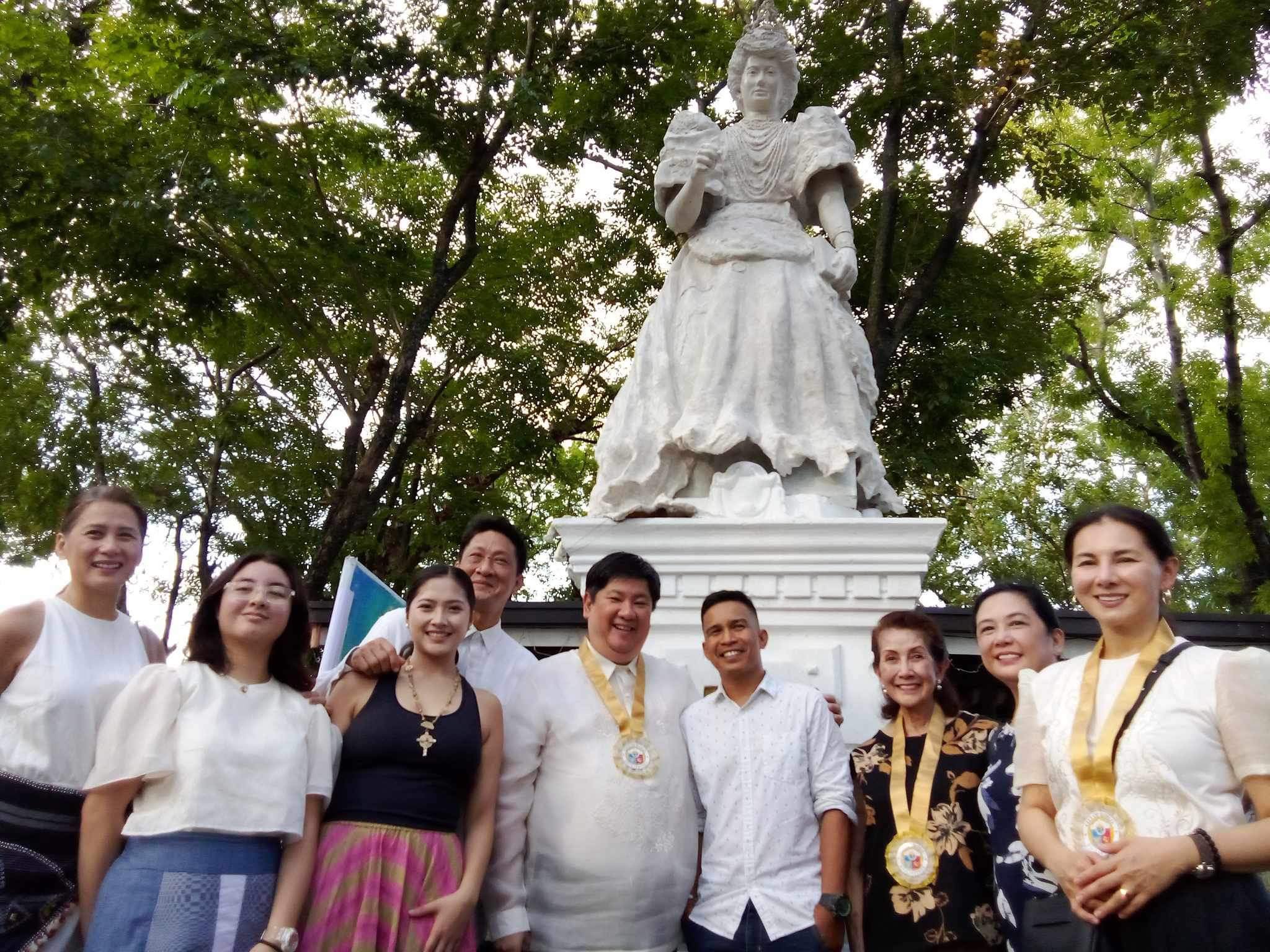The Kalaw clan led by Teddy IV (in Barong Tagalog) with sculptor Mark Gonzales, who crafted the statue of Doña Pura Kalaw Villanueva. | photograph courtesy of Tedddy Kalaw