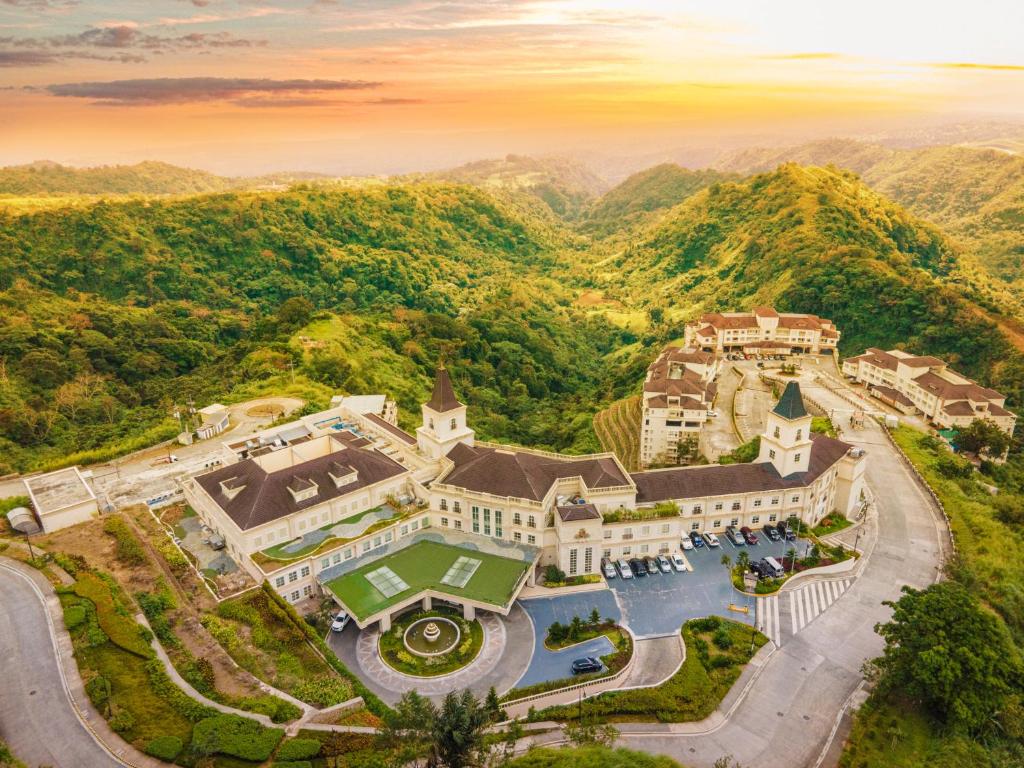 TWIN 
Lakes Tagaytay