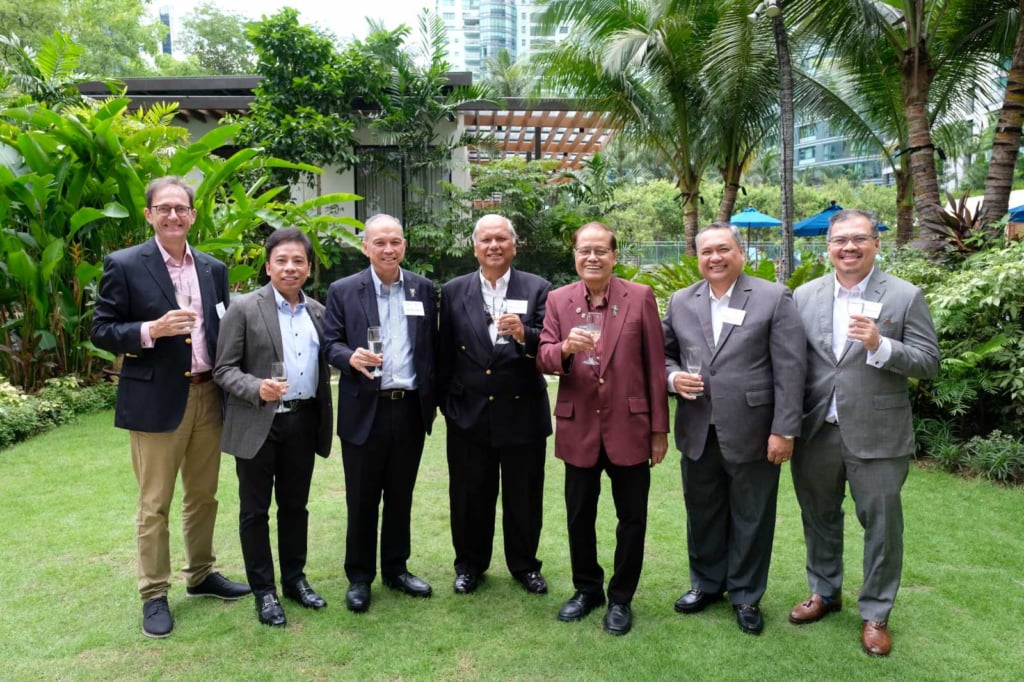 Paing Hechanova Youth Leadership Program Awards chair, PDG Sid Garcia (5th from right) with (from left) PE Keith Harrison, PP Louie Aseoche, RC Makati president Bing Matoto, PDG Tony Quila, DGN Reggie Nolido and secretary Regi Ponferrada after a meeting to discuss important PHYLA matters.