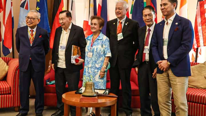 Alberto G. Romulo, whose various designations during a public service career covering nearly four decades are legion, was given a rousing welcome back home by the Manila Rotary Club which he was president of in 1978. Romulo stands second from left beside PP Santiago Dumlao, wife Mrs. Lovely Romulo, RC Manila president Rafael Alunan III, PDG Roberto Pagdanganan, and IPP Herminio Esguerra, during RC Manila's meeting last 9 September at the Manila Polo Club, Makati City. | photograph by Dianne Bacelonia for the Daily Tribune
