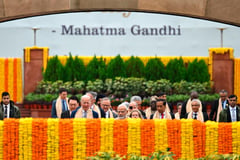 World leaders walk barefoot, with slippers for Gandhi tribute