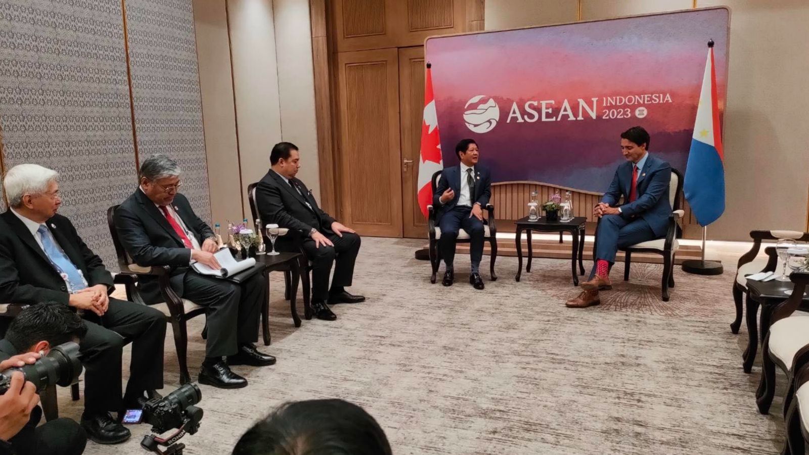 DFA downplays inverted Phl flag during bilateral meeting