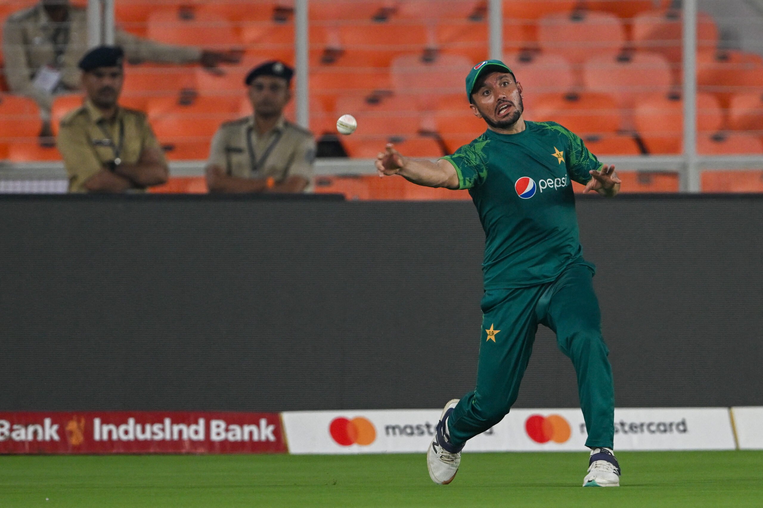 Pakistan's Zaman Khan (R) attends a practice session ahead of the 2023 ICC Men's Cricket World Cup one-day international match between India and Pakistan at the Narendra Modi Stadium in Ahmedabad 12 October 2023. (Photo by Punit PARANJPE / AFP)
