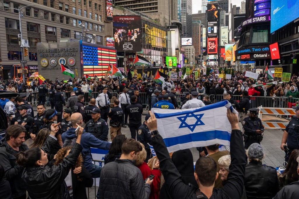 Palestinian supporters, pro-Israel counter-protestors rally in Manhattan