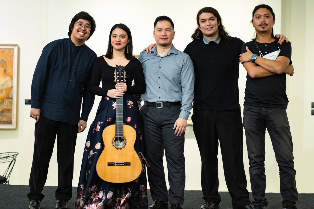(L-R) The PIMA Guitar Quartet: Patrick Roxas, Iqui Vinculado, Monching Carpio, Adrik Cristobal, with Roneil Santos