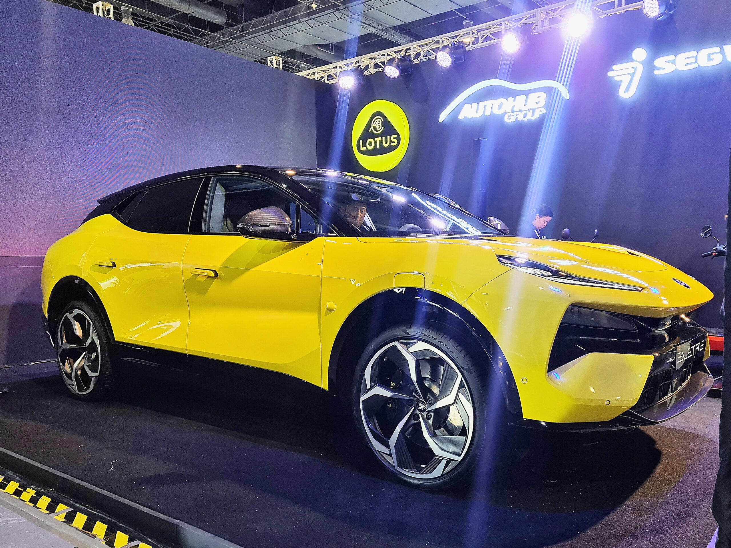 Lotus positionsall-electric Eletre hyper-SUV